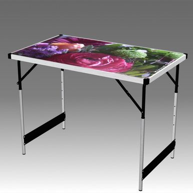 Tisch mit Blumendesign