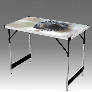 Tisch mit Blumendesign